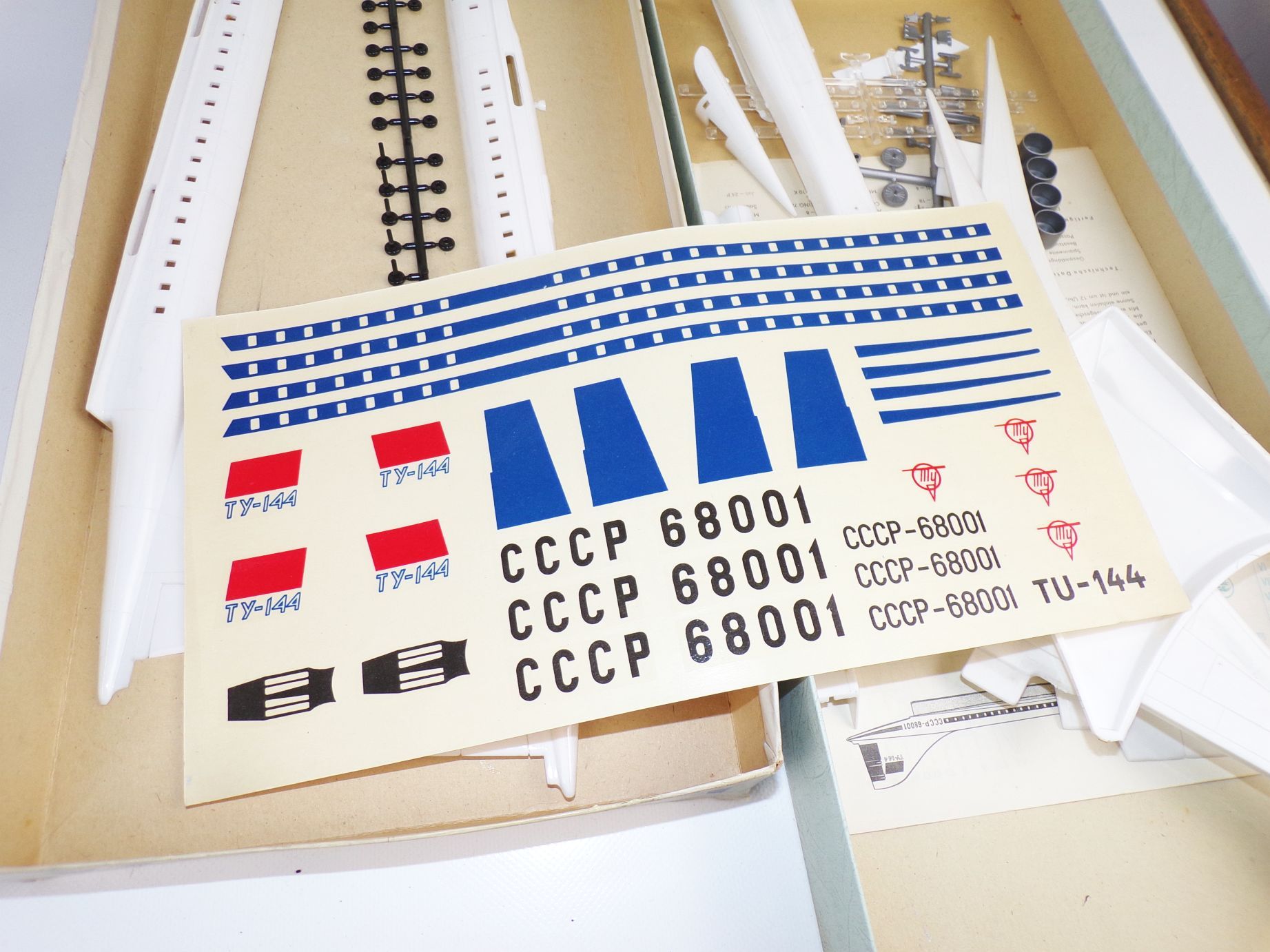 Tupolev Tu 144 Maßstab 1 zu 100 Plastik Bausatz DDR