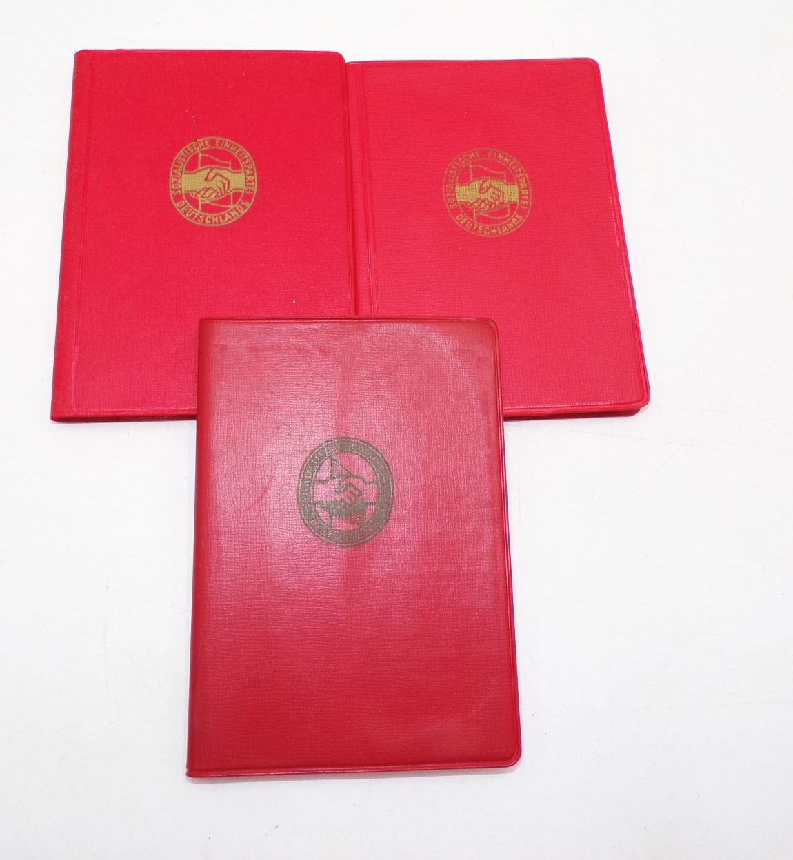 DDR Mitgliedsbücher mit Marken SED Sportbund FDGB 