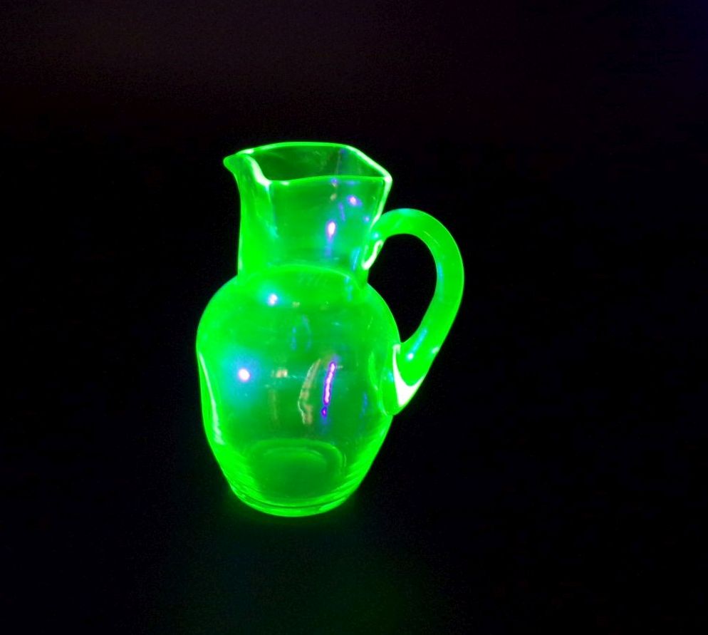 Alter Uranglas Krug grün Antik Glas 