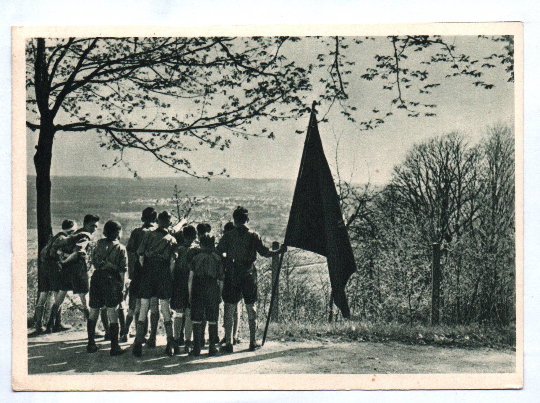 Ansichtskarte Pimpfe Hitlerjugend mit Fahnen Flaggen Drittes Reich Propaganda