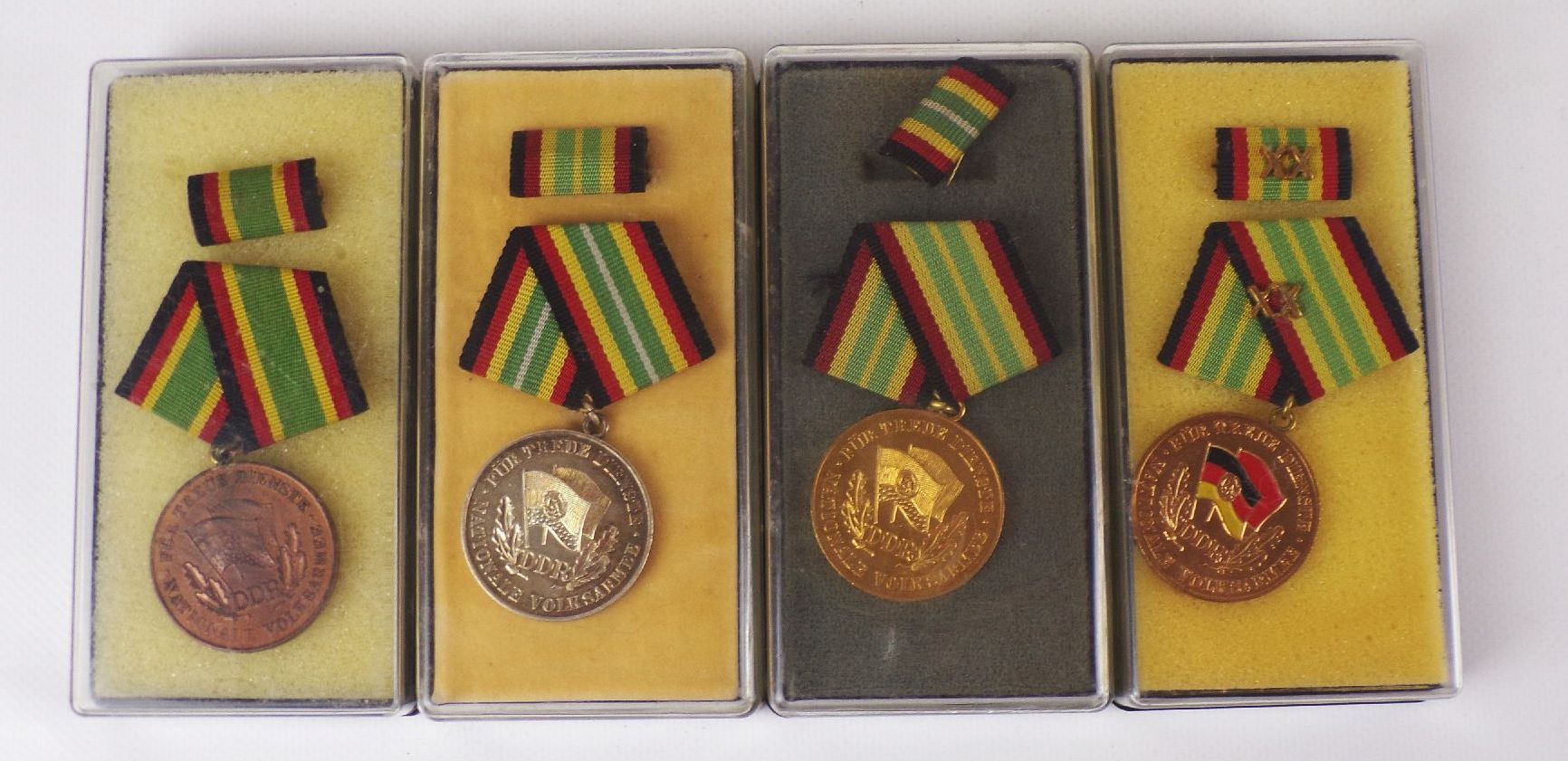 Für treue Dienste Nationale Volksarmee 4 Stufen Etui DDR NVA Abzeichen Für treue Dienste Nationale Volksarmee 4 Stufen Etui DDR NVA Abzeichen