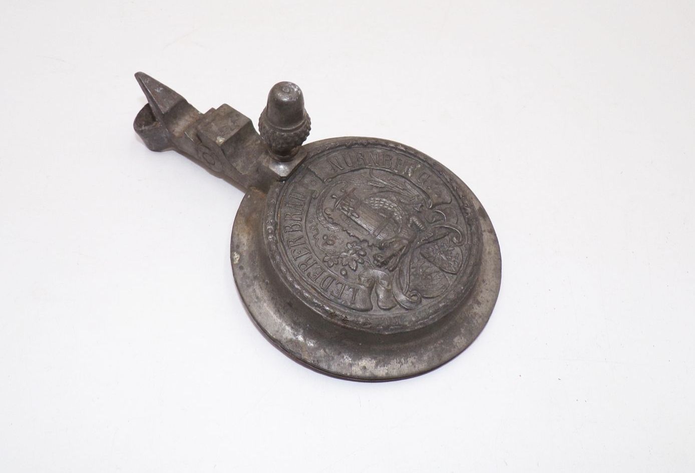 Alter Zinndeckel Ledererbräu Nürnberg um 1900 für Bierkrug Alter Zinndeckel Ledererbräu Nürnberg um 1900 für Bierkrug