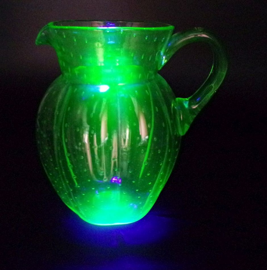 Alter Saftkrug Uranglas Grün Handarbeit Abriss Antik Fluoreszierend 
