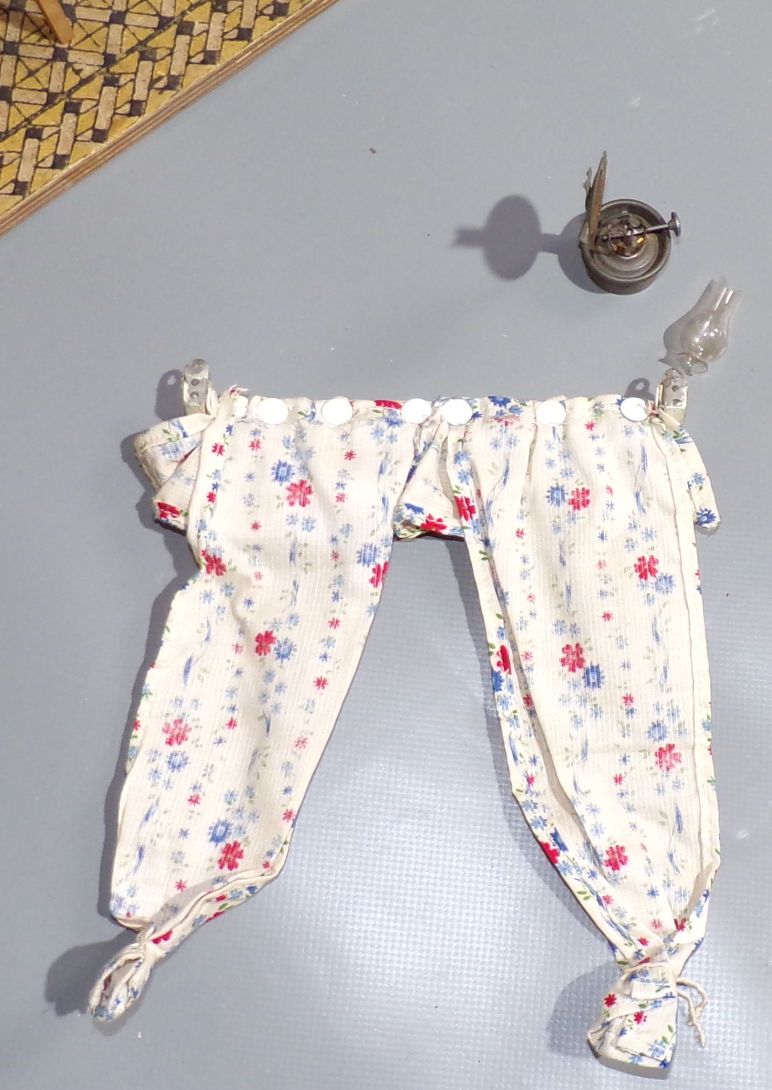 Alte Puppenstube mit viel Zubehör 