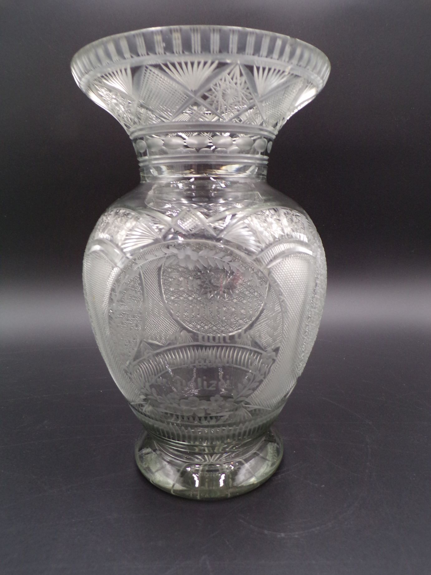Alte Glasvase Silberhochzeit Kameraden der Polizei geschliffenes Dekor 1930er 
