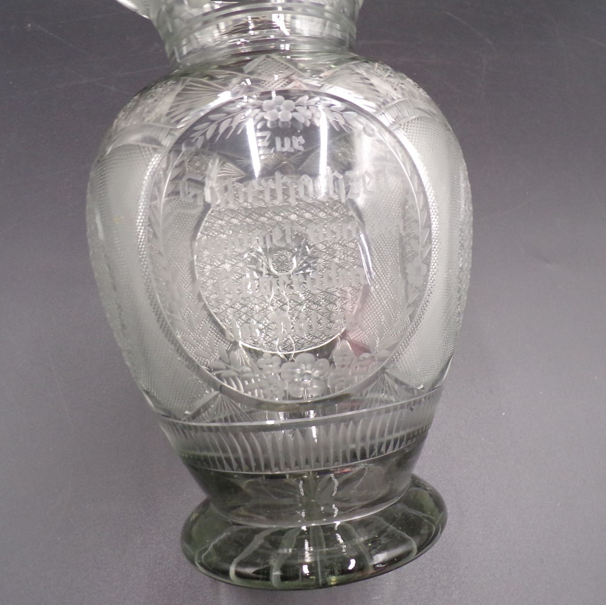 Alte Glasvase Silberhochzeit Kameraden der Polizei geschliffenes Dekor 1930er 