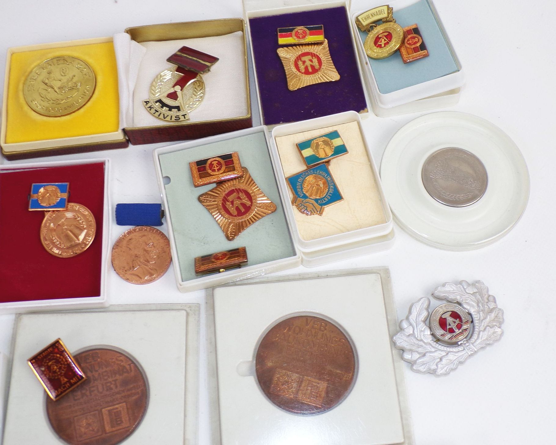 Konvolut DDR Abzeichen Orden Medaillen 