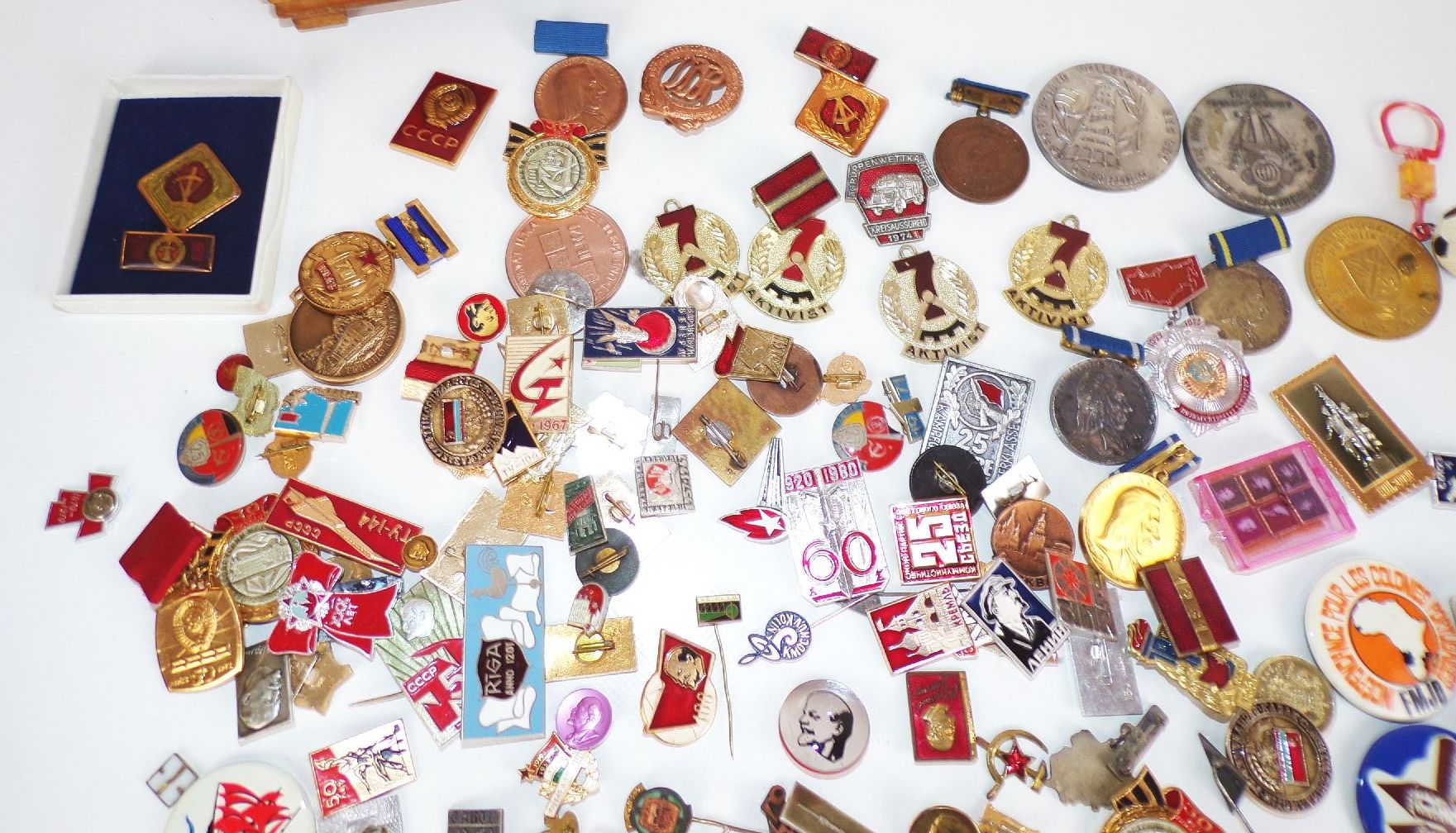 Konvolut DDR UdSSR BRD Abzeichen Buttons Konvolut DDR UdSSR BRD Abzeichen Buttons