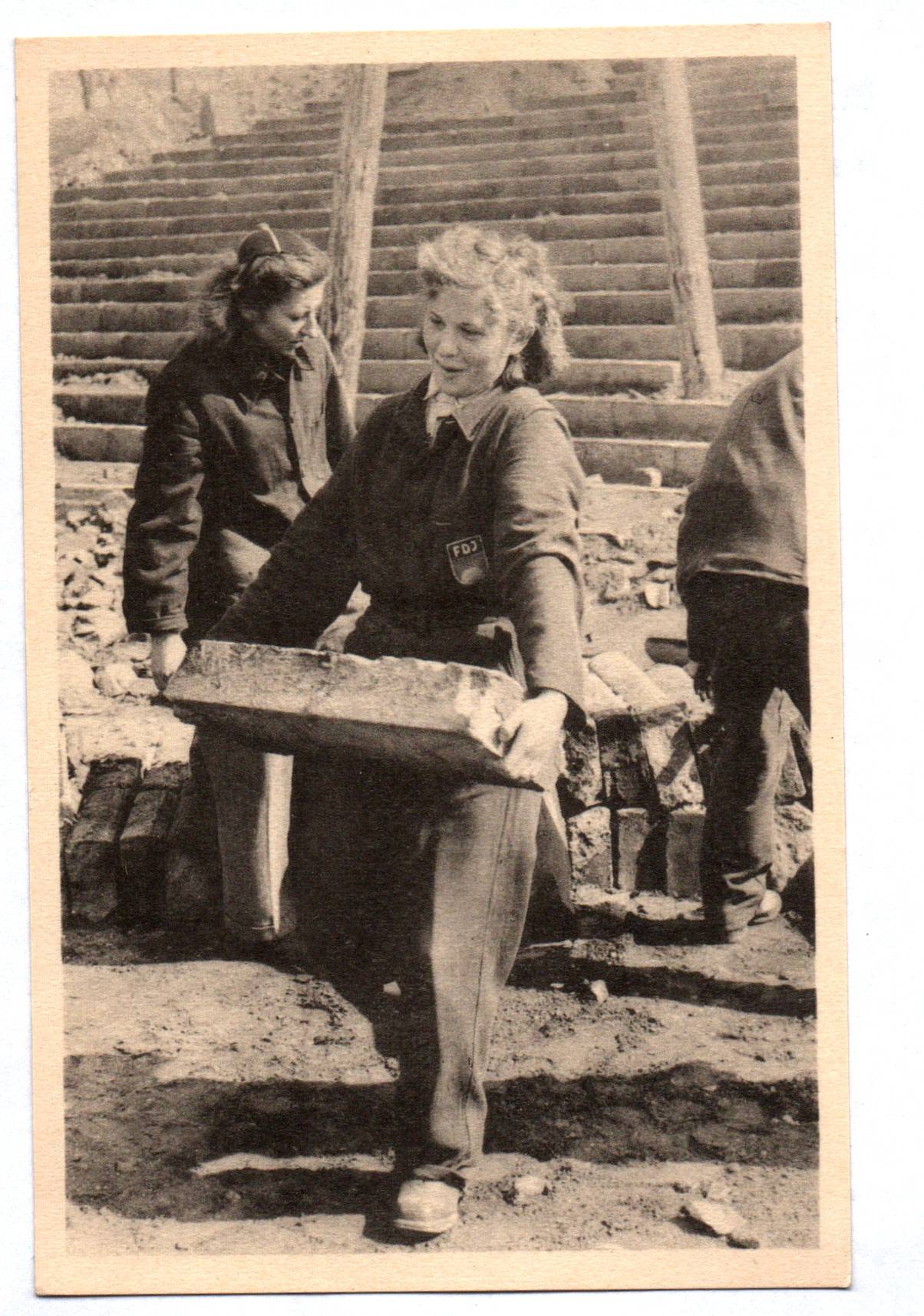 Ak Berlin Fertigstellung Sportstadion 1950 FDJ Junge Frau packt an