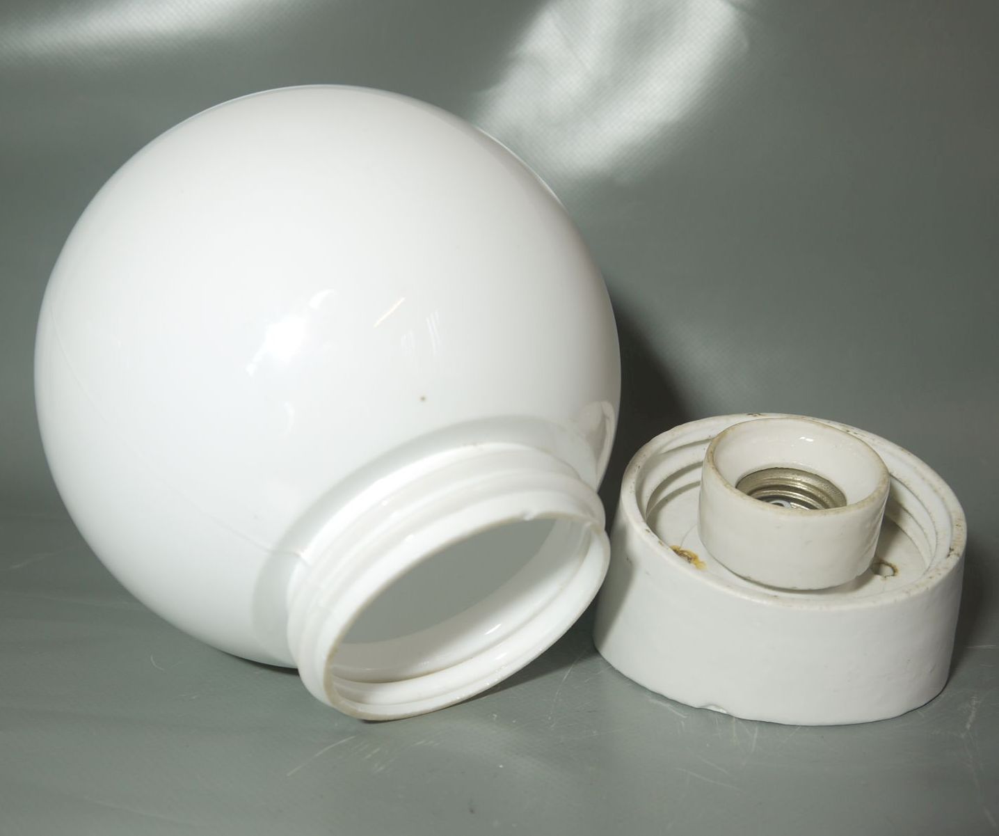 Lampe Glas weiß Porzellan Fassung schräg klein Kellerlampe alte Kugellampe IP41