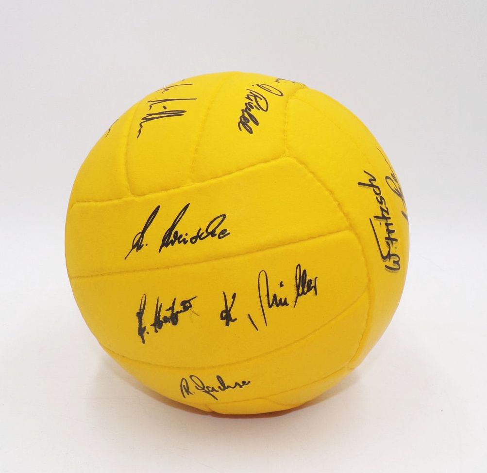  Fußball Erinnerungsball Meistermannschaft SG Dynamo Dresden 1976 
