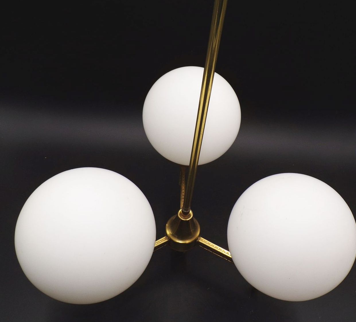 Edle Deckenlampe Kugel Weiß mit Messig 3er Deckenleuchte 