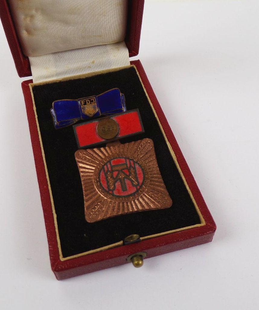 DDR Abzeichen Sozialistisch Arbeiten Lernen und Leben 1963 FDJ Schleife emailliert