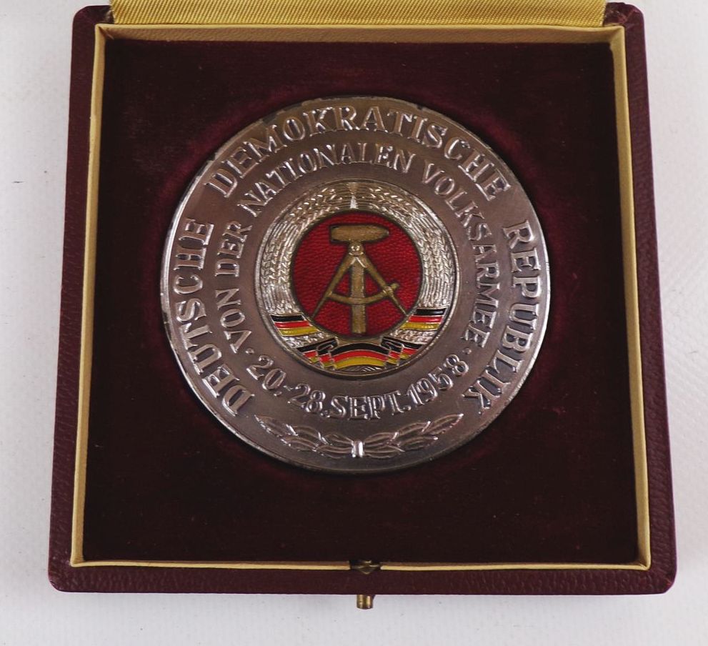 Plakette I Spartakiade der befreundeten Armeen 1958 Etui DDR NVA Plakette I Spartakiade der befreundeten Armeen 1958 Etui DDR NVA