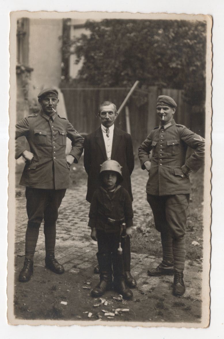 Foto Ak kleiner Bube mit Stahlhelm Soldaten 1927 Camburg