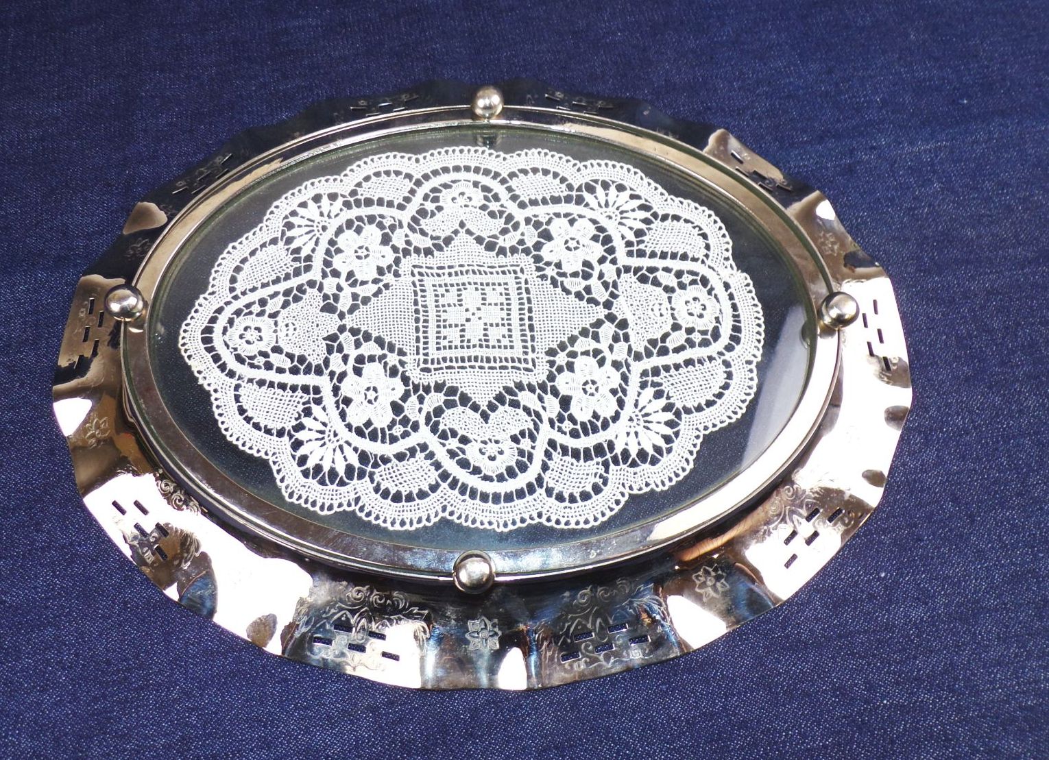 Altes Tablett Metall Glas gehäkeltes Muster Antik Dekorativ 