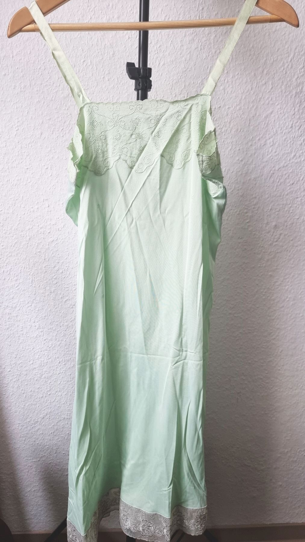 Negligee Nachtkleid hellgrün weiße Blumen Trägerhemd Negligee Nachtkleid hellgrün weiße Blumen Trägerhemd