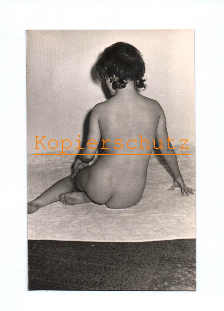 Nacktbild Foto naked nackte Frau sitzend von hinten nude Nacktbild Foto naked nackte Frau sitzend von hinten nude