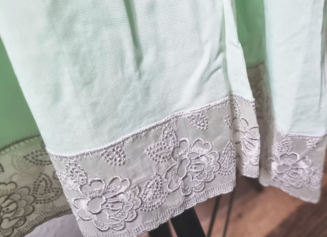 Negligee Nachtkleid hellgrün weiße Blumen Trägerhemd Negligee Nachtkleid hellgrün weiße Blumen Trägerhemd