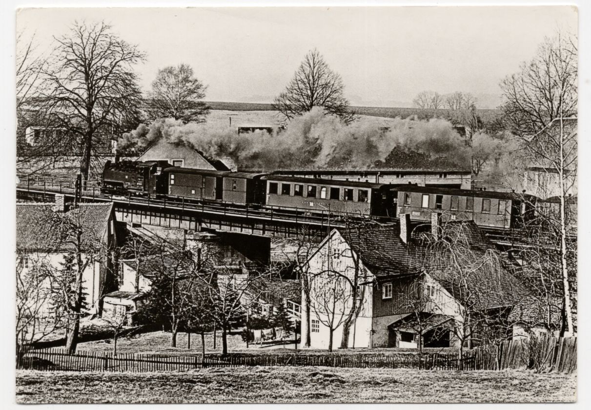 Ak Schmalspurbahn Zittau - Oybin Jonsdorf Ortsüberfahrt Olbersdorf Oberdorf