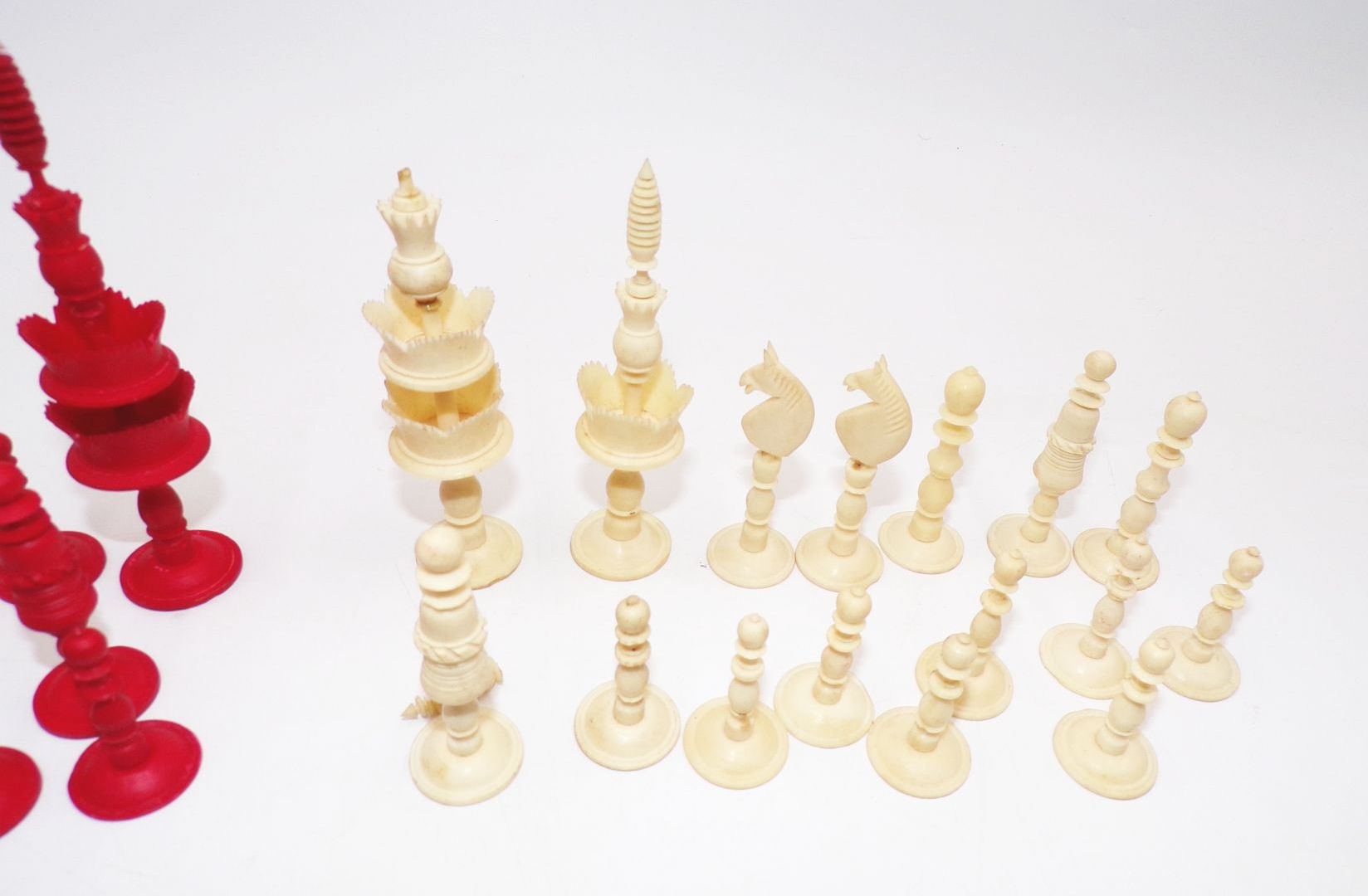 Alte Schachfiguren Weiss Rot Bein Deko Schach Figur Antik mit Holzbox Alte Schachfiguren Weiss Rot Bein Deko Schach Figur Antik mit Holzbox