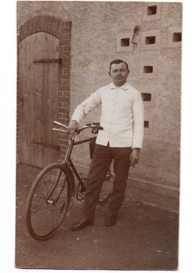 Foto Ak Arbeiter mit Fahrrad Oldtimer um 1910