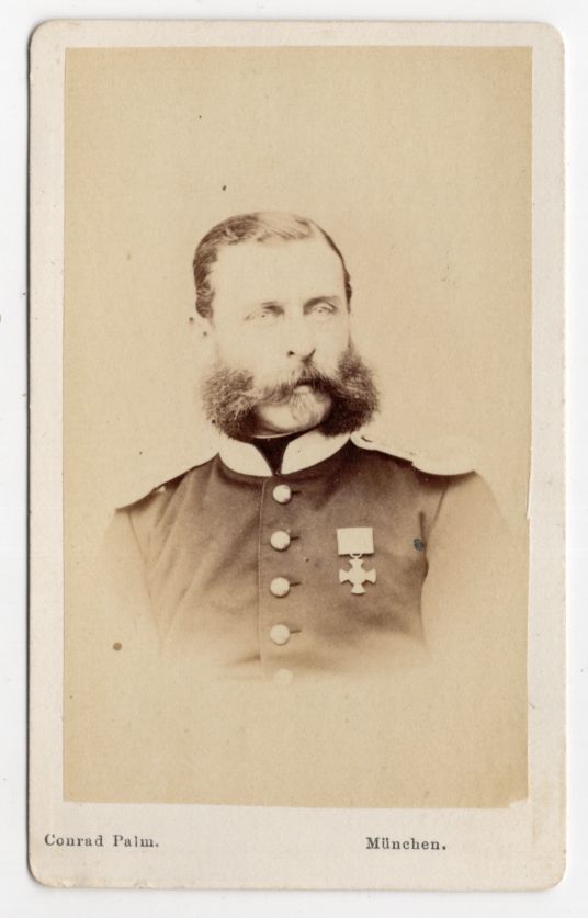 CDV Foto Soldat Epauletten Orden Abzeichen um 1870 München