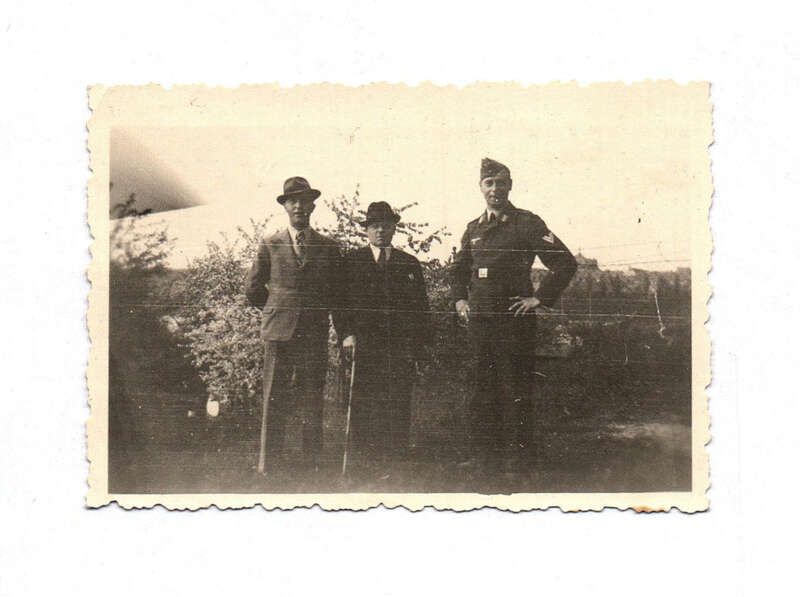 Foto Soldat mit zwei Herren