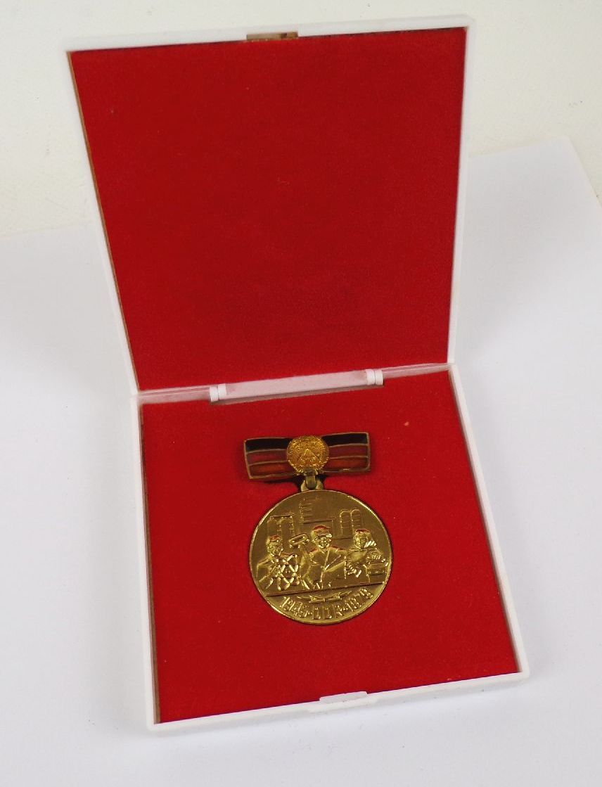 Abzeichen Für Verdienste bei der Gründung und Festigung der DDR 1949 1979 Gold