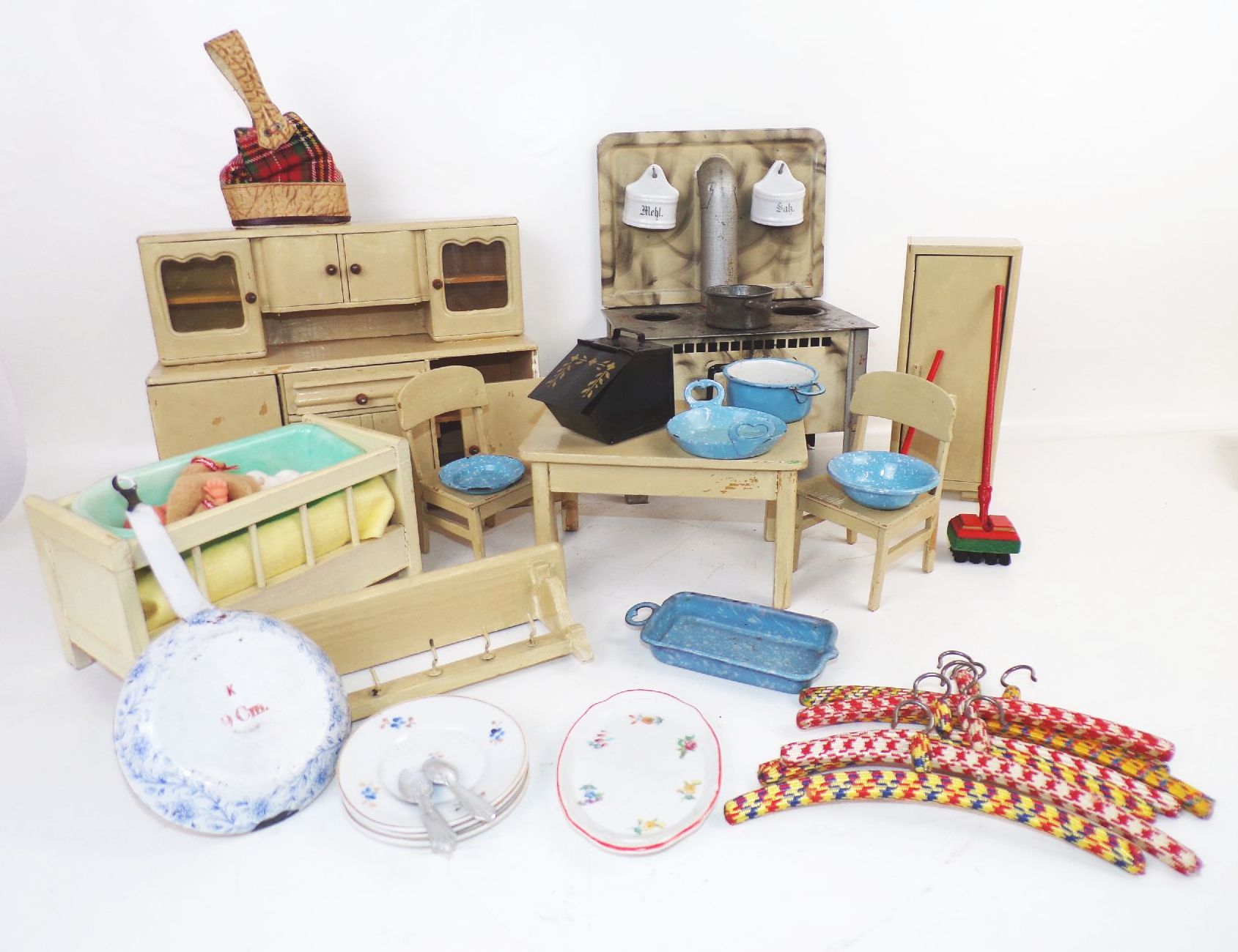 Konvolut Puppenküche Möbel Emaille Geschirr Puppenherd Porzellan 
