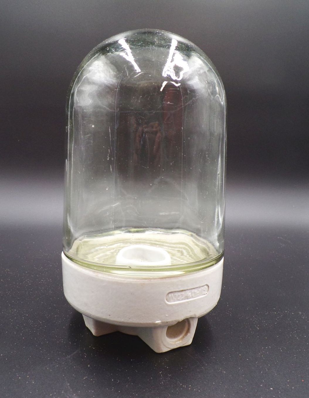 Alte Glaskolbenlampe aus Glas Porzellan Kellerlampe Bauhaus E27 Vintage 