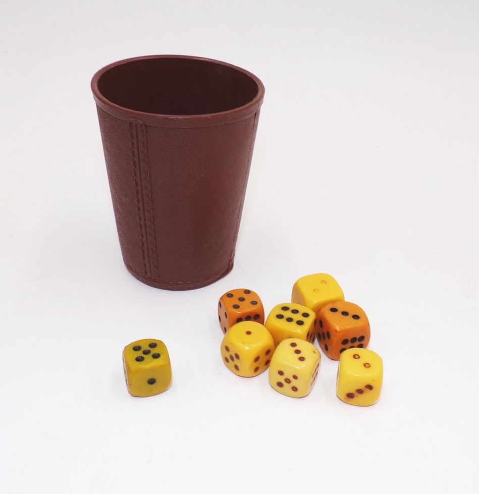 Alter Knobelbecher mit Catalin Würfeln