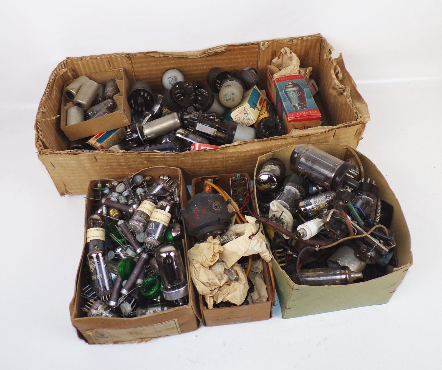 Konvolut Radioröhren Sockel Widerstände Bastlerware 