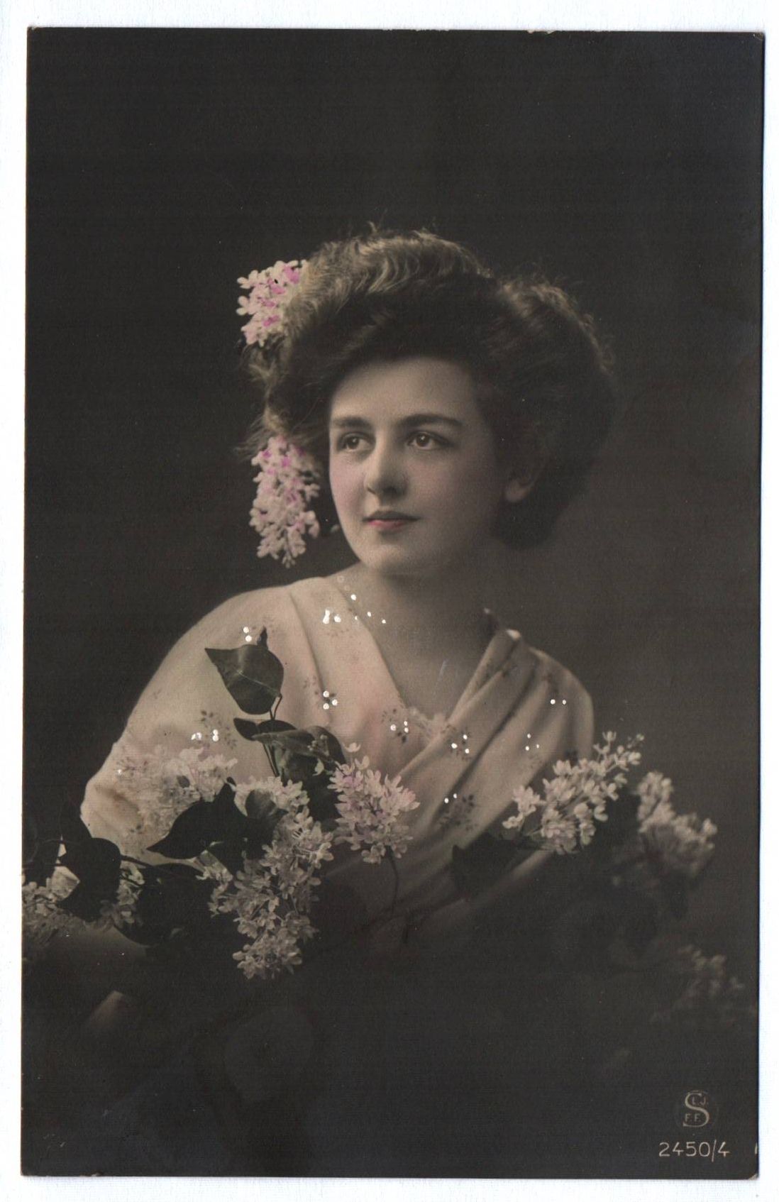 Künstler Ak Frau mit Blumen im Haar Edelfrau