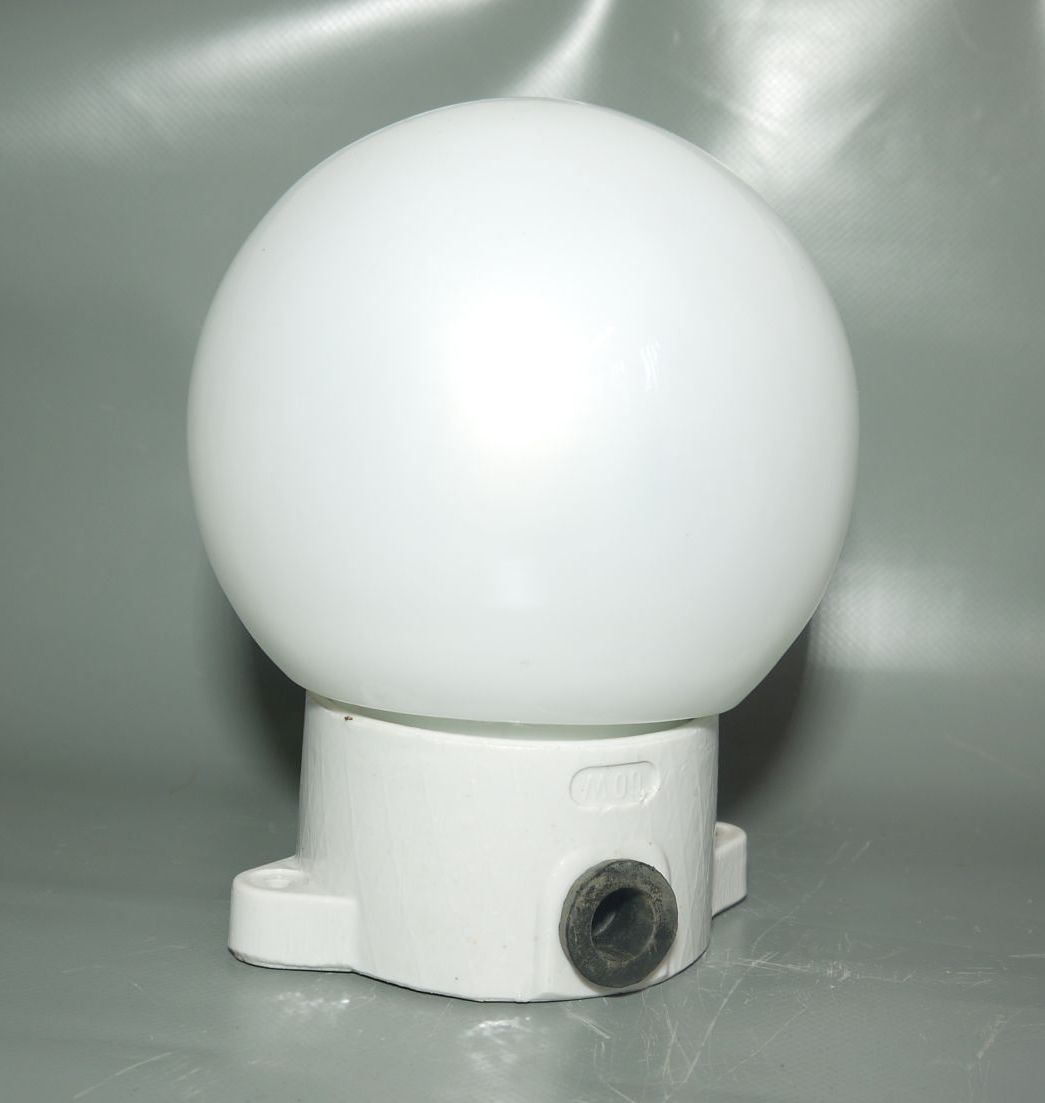 Kellerlampe alte Kugellampe IP41 Lampe Glas weiß Porzellan Fassung