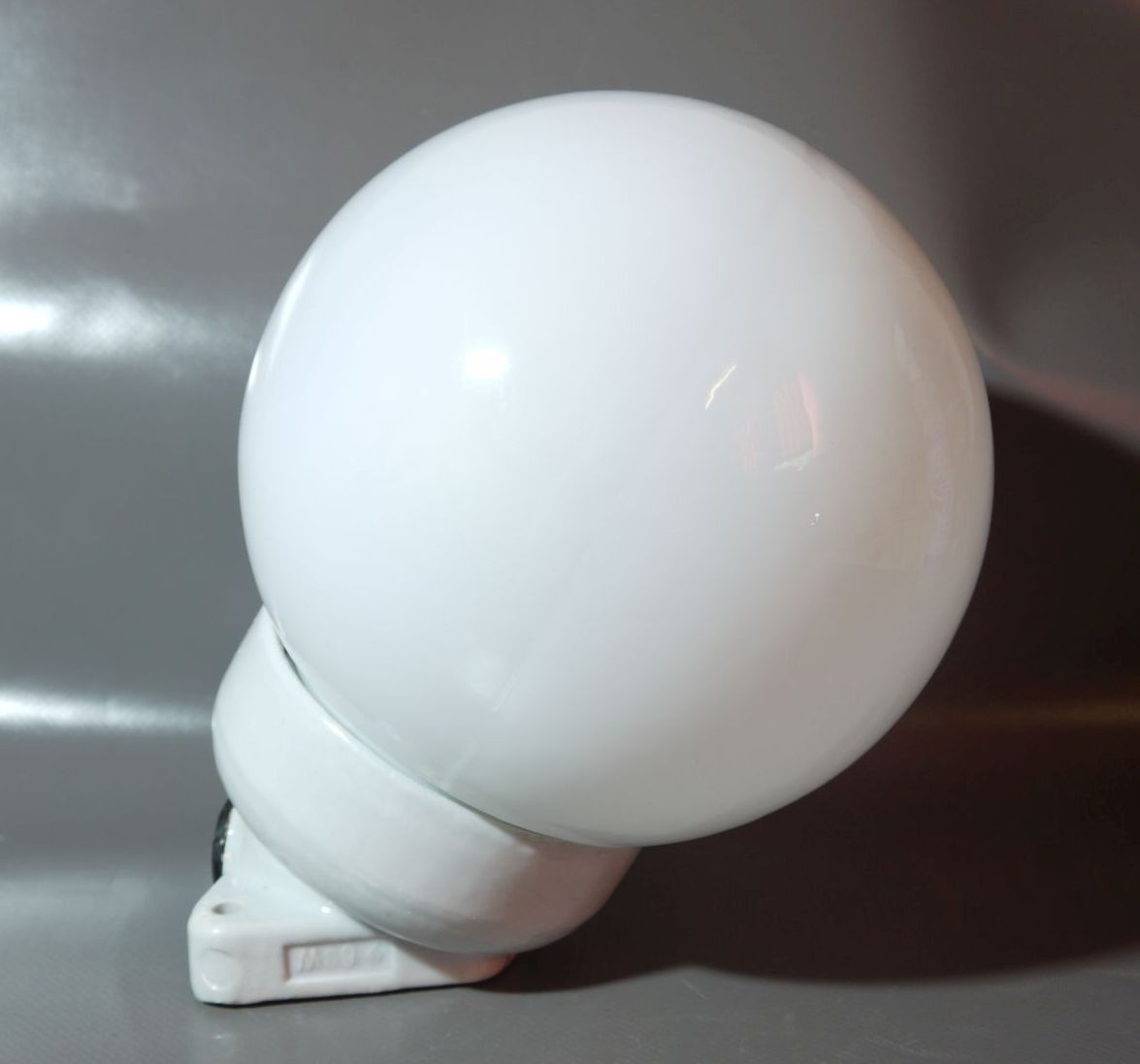 Kugellampe alte Kellerlampe Porzellan Fassung schräg IP41 Glas Weiß