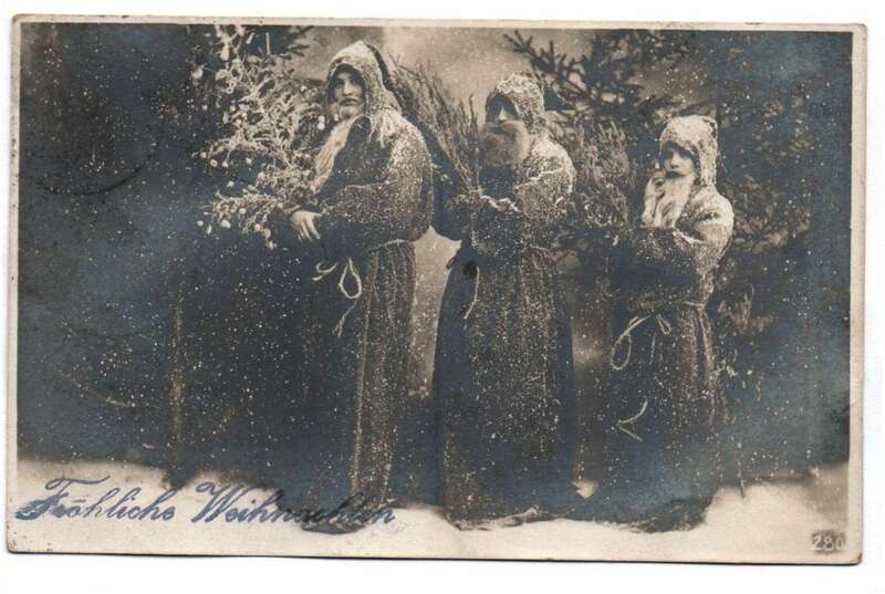 Foto Ak drei Weihnachtsmänner Kostüme Weihnachtsmann 1910