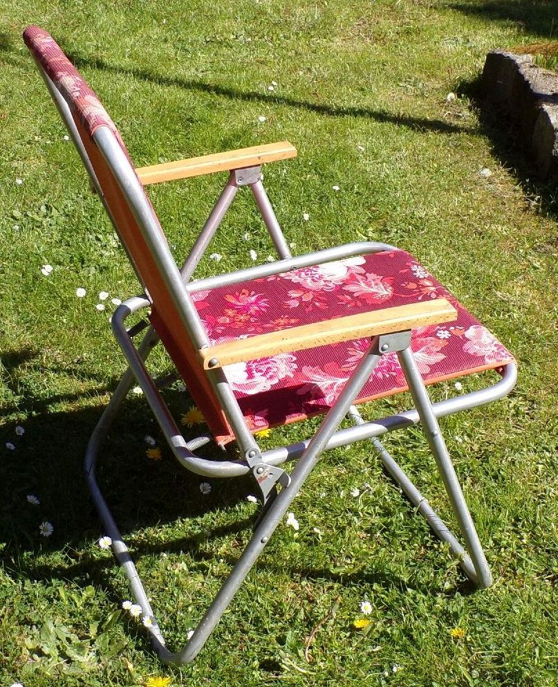 Alter DDR Klappstuhl Campingstuhl Rot Blumen Muster Polsterbezug 