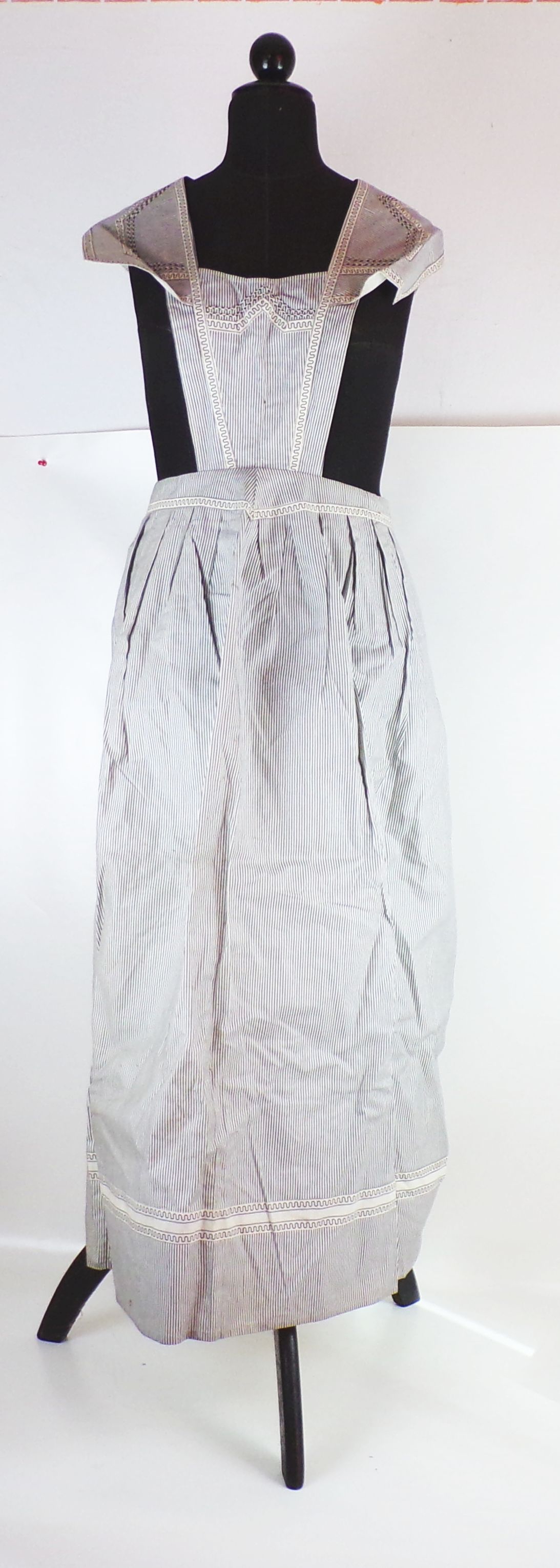 Alte Schürze Damen blau weiß Hausmädchen Bedienstete Leinen Kittel vintage Alte Schürze Damen blau weiß Hausmädchen Bedienstete Leinen Kittel vintage