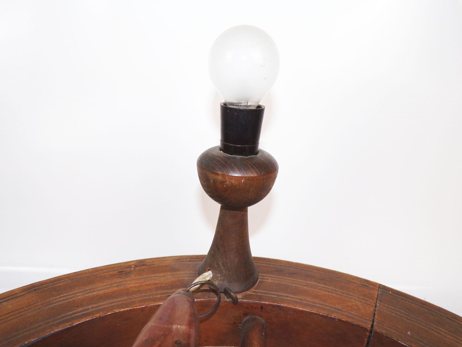 Alte Bauernlampe Deckenleuchte um 1900 geschnitzte Figuren Bauernstube