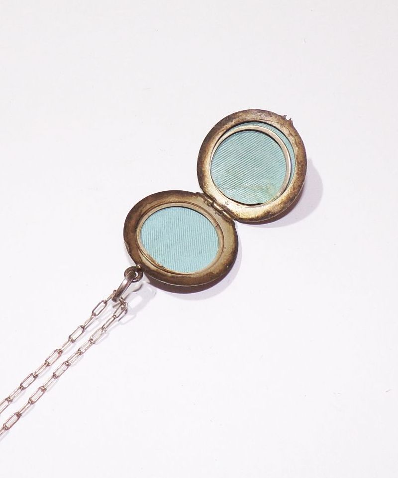 Altes Alpacca Medaillon Floral Dekor Halskette