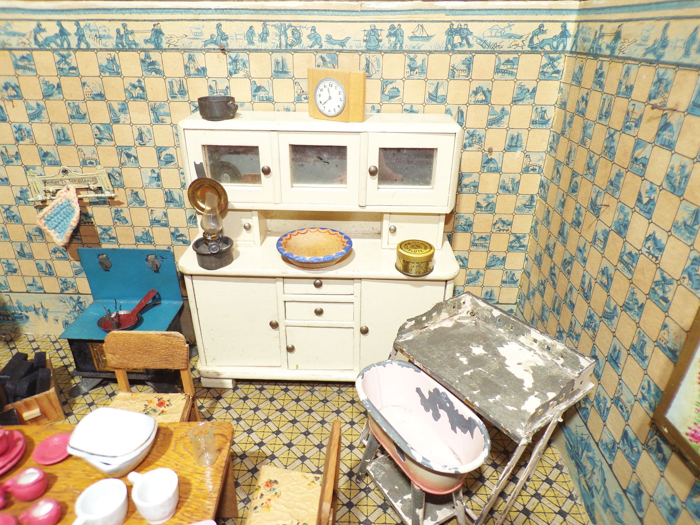 Alte Puppenstube mit viel Zubehör 