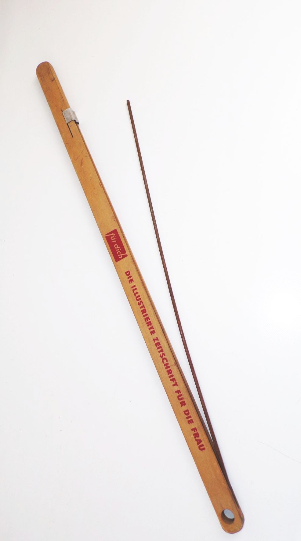 Alter Zeitungshalter Für dich Die illustrierte Zeitschrift für die Frau Alter Zeitungshalter Für dich Die illustrierte Zeitschrift für die Frau