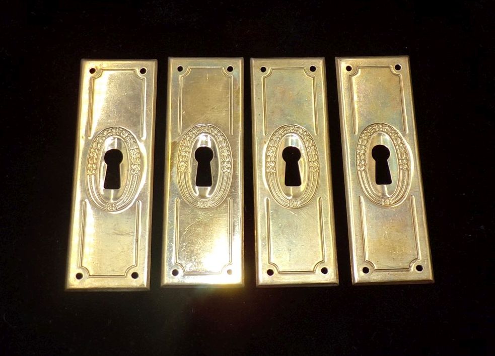 4 alte Möbelschläge Schrank Beschlag Schlüsselloch