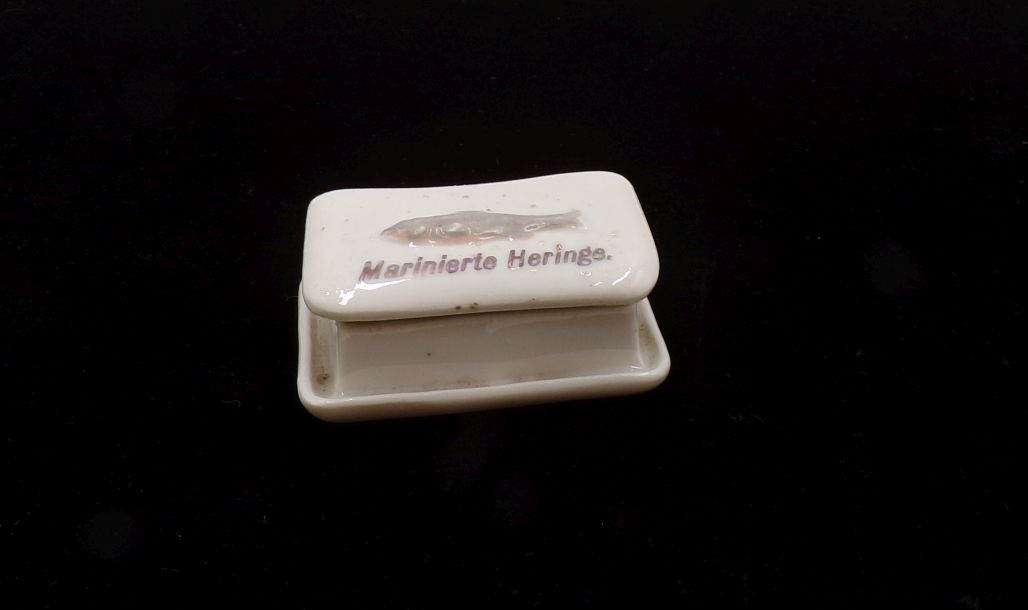 Alte Porzellandose Marinierte Heringe für Puppenküche 