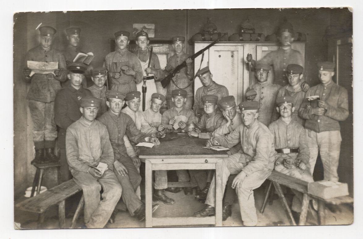 Foto Ak Rekruten auf Stube Frankenberg 1917