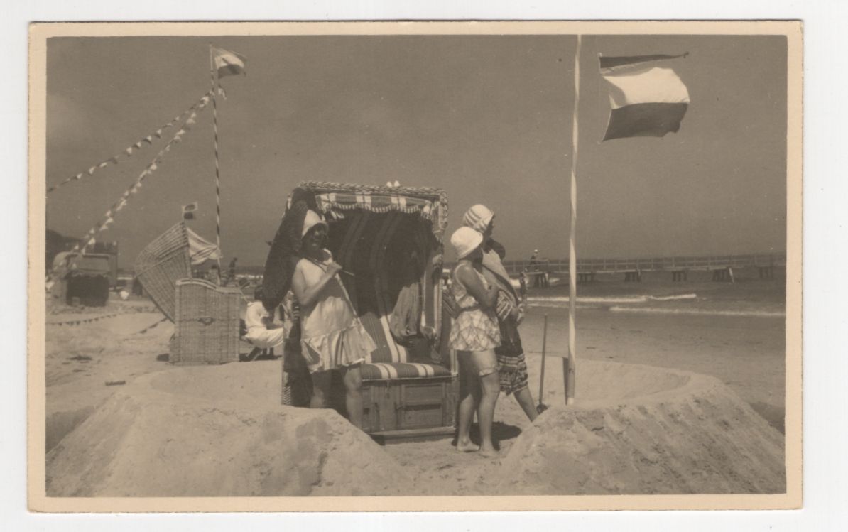 Foto Ak Strandkorb Damen Strand auf Rügen vintage 