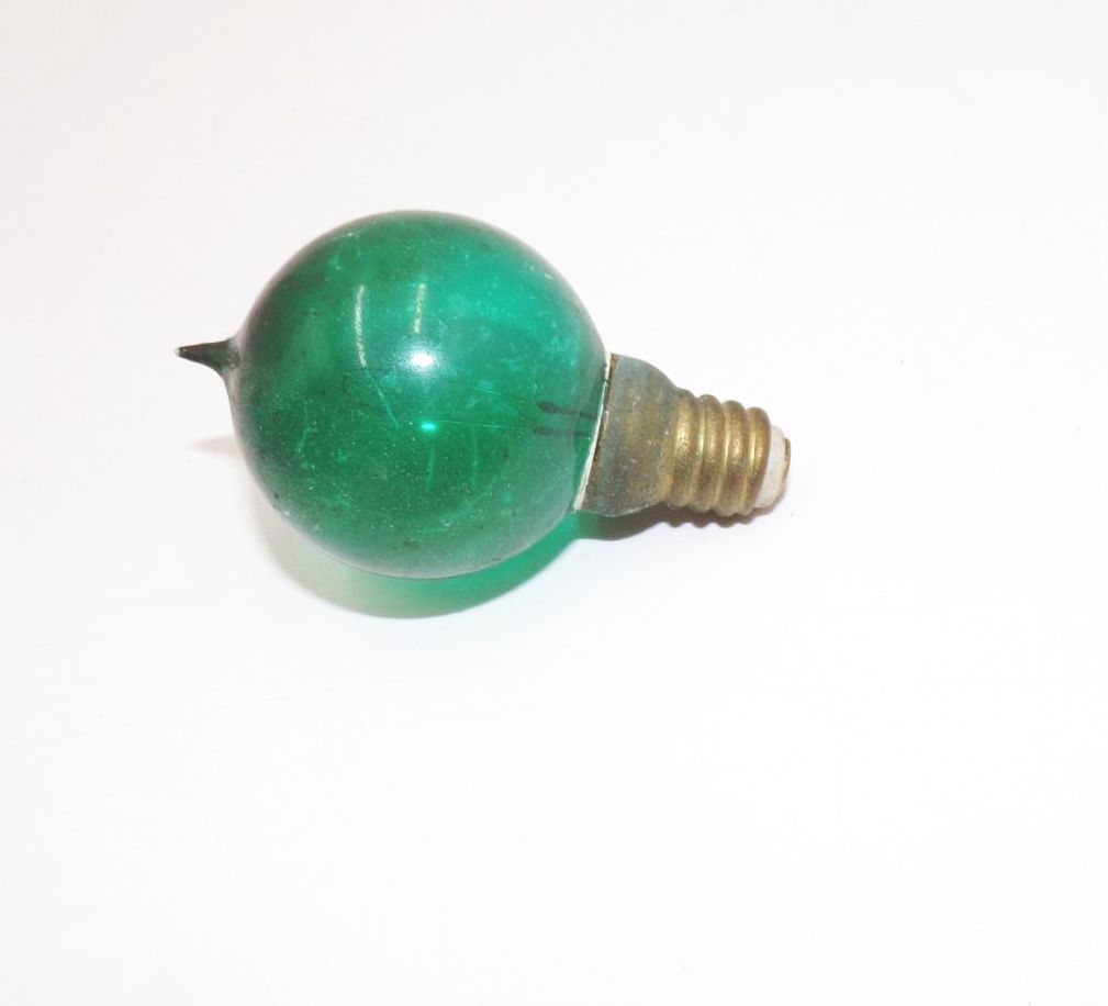 Alte Glühlampe grün E14 mit Spitze Glühbirne 