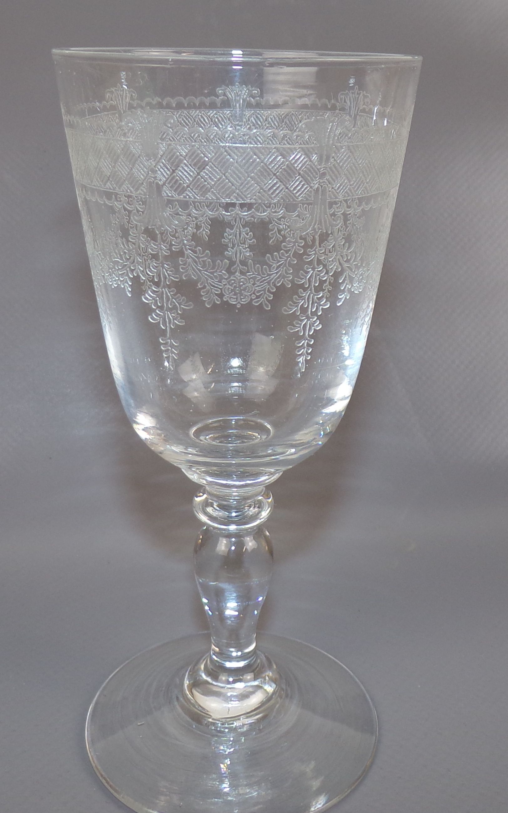 Altes Weinglas Kelch ziseliert Dekor transparent Antik Glas