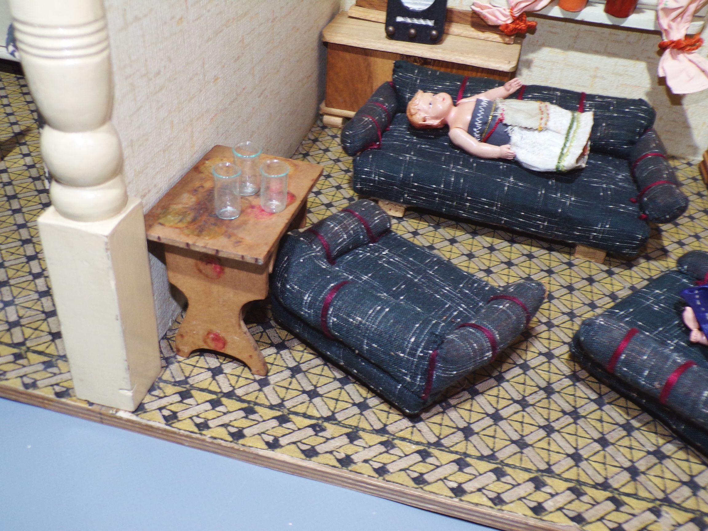 Alte Puppenstube mit viel Zubehör 